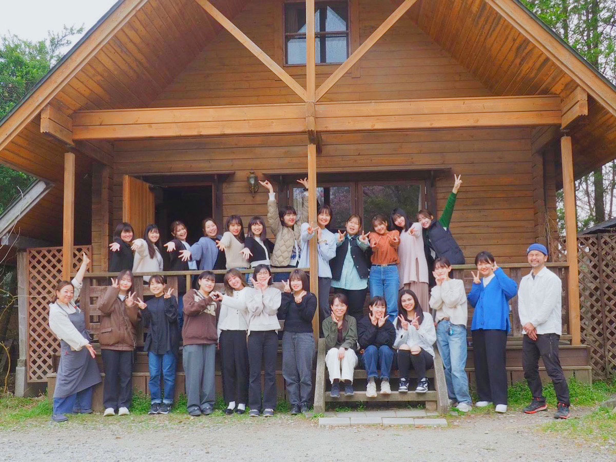 ログコテージで貸切研修！集合写真
